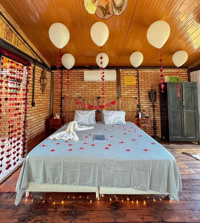 Quarto do Chalé com cama romântica e iluminação aconchegante