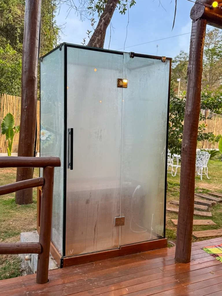 Sauna panorâmica de vidro ao ar livre no deck