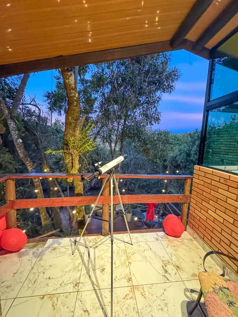 Varanda do piso superior com telescópio