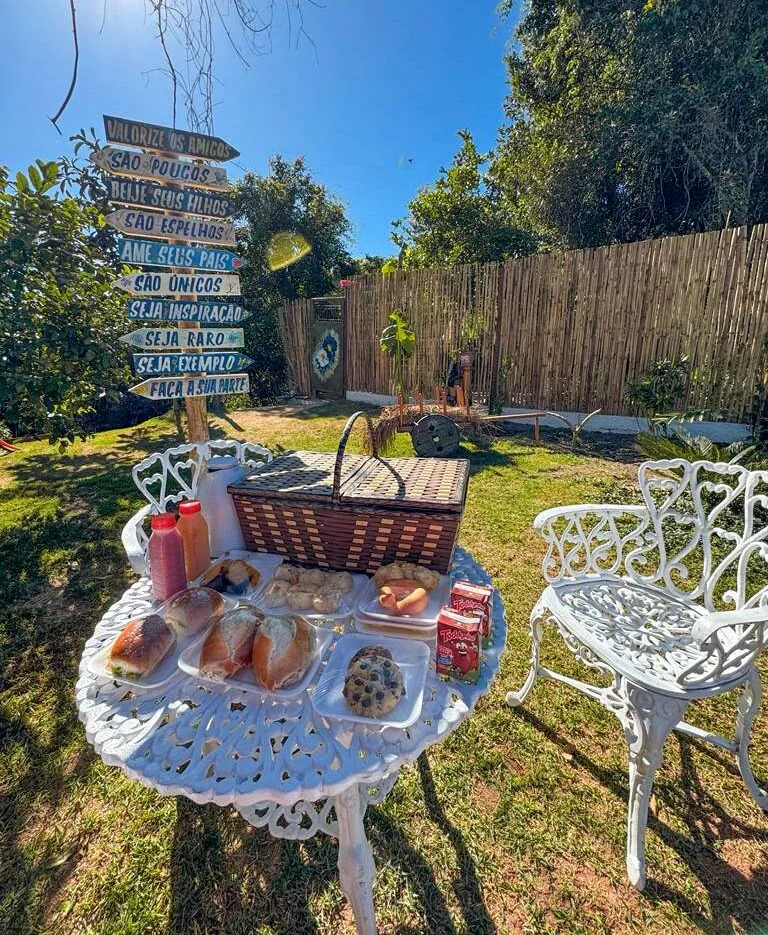 Cesta de piquenique com café colonial ao ar livre